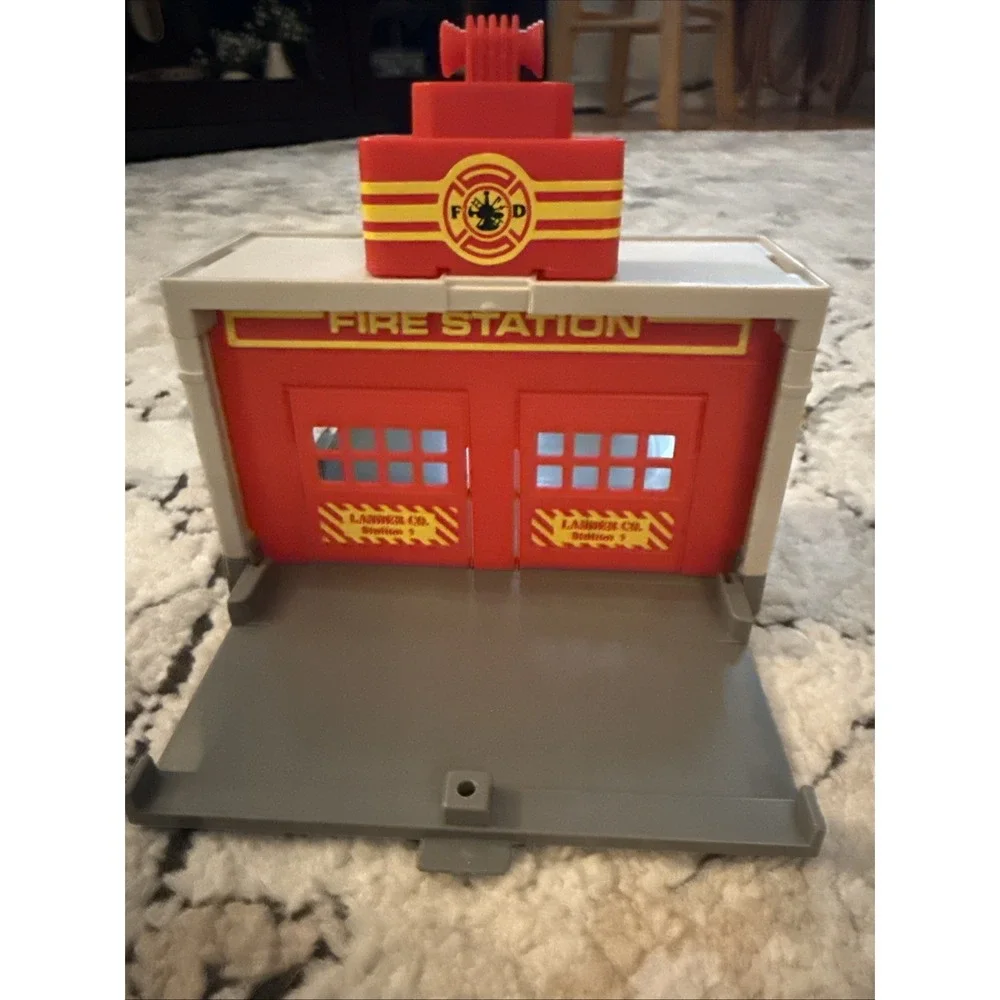 VINTAGE MATCHBOX FIRE DEPARTMENT STATION - Only Pieces Shown 1990